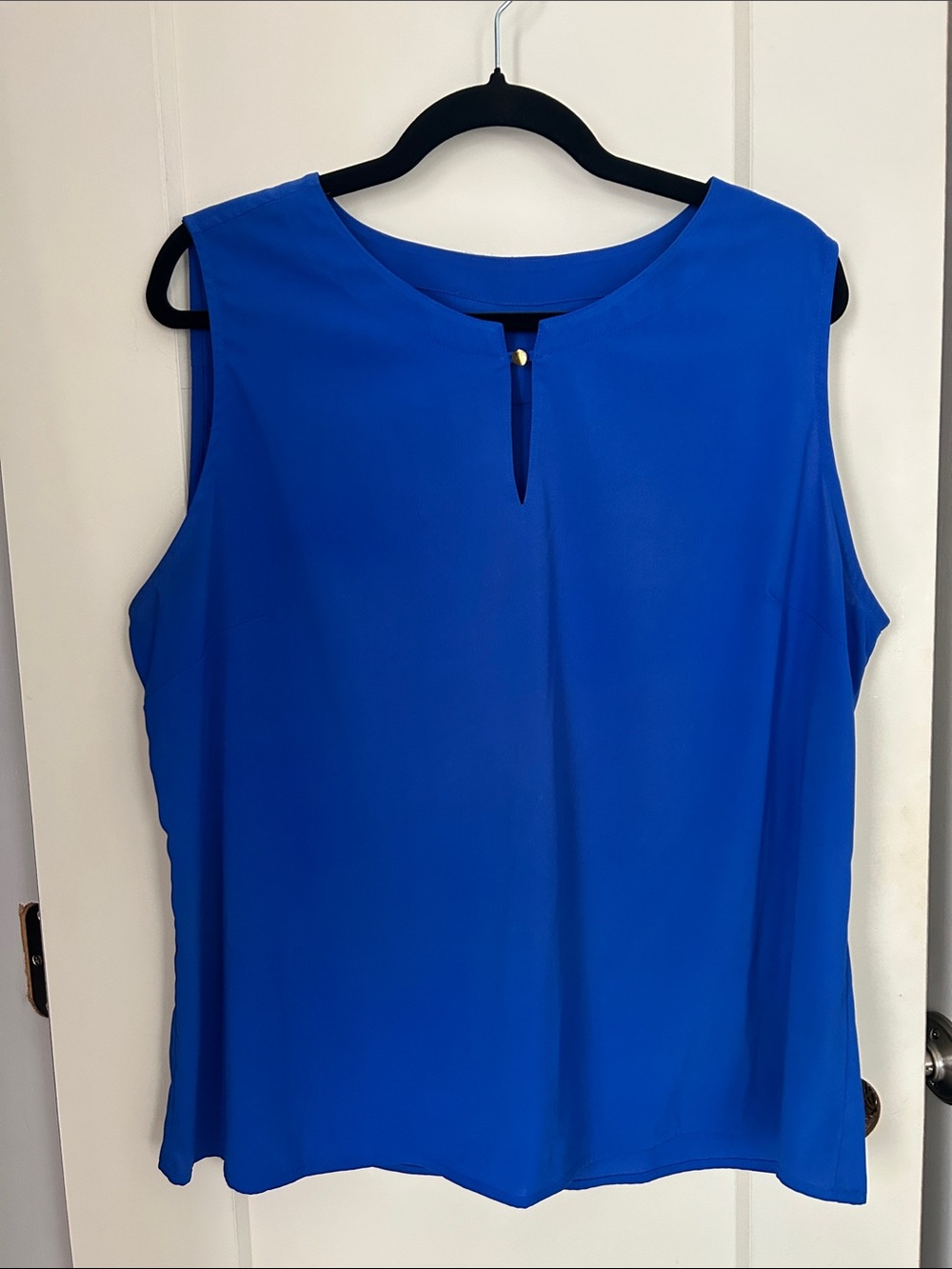 Sleeveless Keyhole Shell Top - Blue